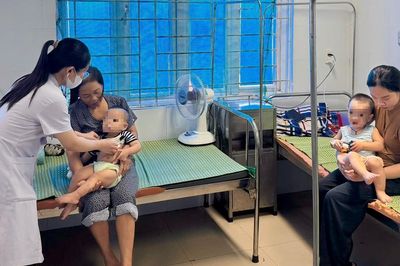 Gia tăng trẻ mắc bệnh trong thời điểm giao mùa, bác sĩ khuyến cáo