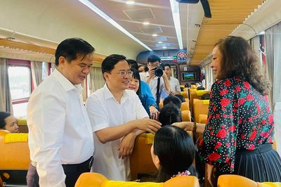Chủ tịch Tổng Liên đoàn Lao động Việt Nam thăm hỏi y bác sĩ trên tàu PL1