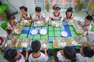 Cần thiết chuẩn hóa bữa ăn học đường, bảo đảm dinh dưỡng cho học sinh