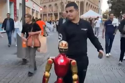 Robot có hành động khiếm nhã với cô gái 16 tuổi, bị cảnh sát Đức 'bắt giữ'