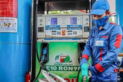 Petrolimex giảm thêm 300 đồng/lít xăng, dầu so với giá điều hành