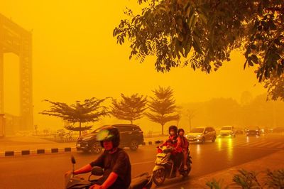 Indonesia thí điểm dùng đá khô diệt khói mù từ cháy rừng