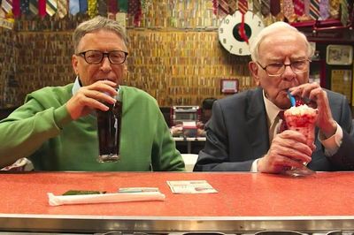 Sở thích mua hàng giảm giá của Warren Buffett và Bill Gates