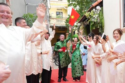 Đoàn nhà trai 65 người từ 4 quốc gia vào ngõ nhỏ Hà Nội đón dâu