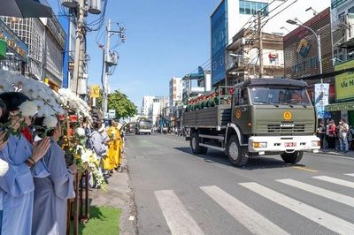 Tăng Ni, Phật tử TP.HCM lập hương án bên đường tiễn đưa hài cốt liệt sĩ