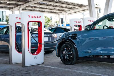 Chủ xe điện Tesla 'kém vui' vì trạm sạc tăng giá
