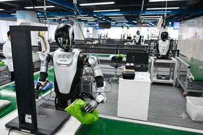 Huấn luyện viên robot gấp quần áo, rửa bát kiếm tới 900 USD/tháng ở Trung Quốc