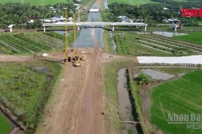 [Video] Cao tốc Mỹ Thuận - Cần Thơ hạn chế xe để thi công cầu vượt