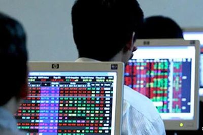 Chứng khoán ngày 15/10: Cổ phiếu năng lượng, bảo hiểm lao dốc, VN-Index mất mốc 1.700 điểm