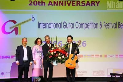 Giữa Berlin nghe tiếng đàn guitar kể câu chuyện văn hóa Việt Nam