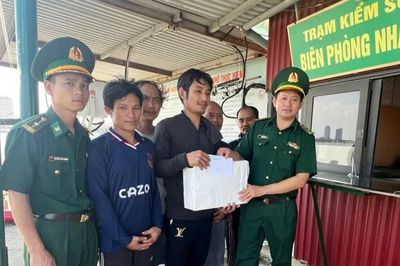 Tàu cá ngư dân Quảng Trị cứu 5 ngư dân Nghệ An trôi dạt trên biển