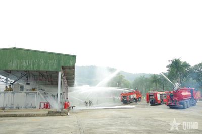 Hợp luyện chữa cháy giàn cấp phát xăng dầu tại Kho 190 (Cục Xăng dầu, Tổng cục Hậu cần - Kỹ thuật)