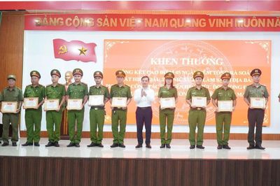 Công an Phường An Khê kiện toàn lực lượng bảo vệ ANTT và khen thưởng thành tích phòng, chống ma túy