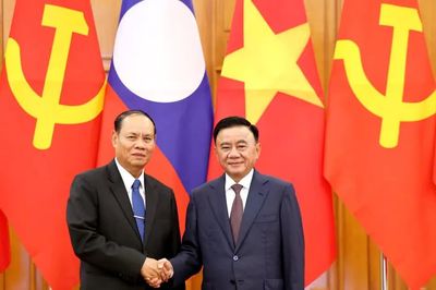 Thường trực Ban Bí thư Trần Cẩm Tú hội đàm với Thường trực Ban Bí thư Lào Vilay Lakhamphong