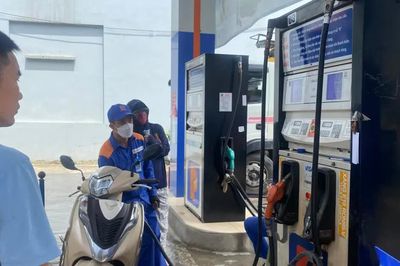 Chiều nay 15-10, giá xăng E10RON95-III giảm 1.225 đồng/lít