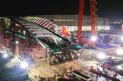 Chuẩn bị đưa vòm thép cầu đi bộ qua sông Sài Gòn xuống sà lan trong đêm