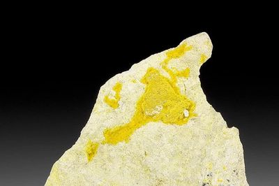 Carnotite – khoáng vật vàng rực chứa uranium và bí mật phóng xạ dưới lòng đất
