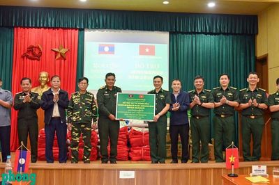 Thành phố Huế: Trao 300 triệu đồng hỗ trợ nhân dân huyện Kà Lừm khắc phục hậu quả mưa lũ