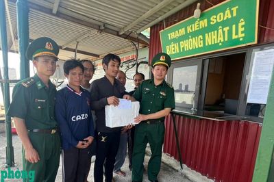 Cứu vớt 5 thuyền viên trôi dạt trên biển sau vụ cháy, chìm tàu cá