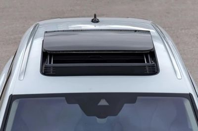 Nhiều xe ô tô bị vỡ cửa sổ trời mà không rõ nguyên nhân