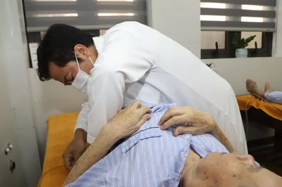 Tháo gỡ khó khăn hướng tới thực hiện khám sức khoẻ toàn dân miễn phí