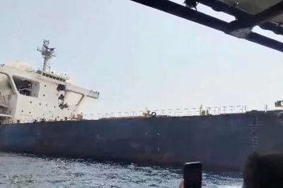 Hai tàu chìm liên tiếp, eo biển Hormuz lại nóng rực