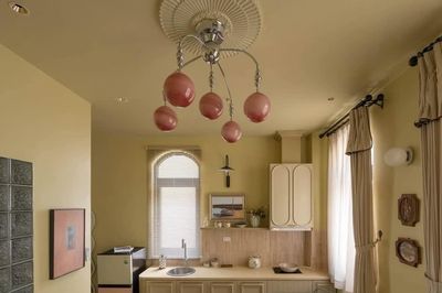 Căn studio 28m² nổi bật với sắc hồng và vàng cát