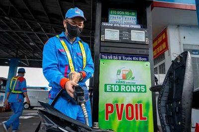 Giá xăng E10 RON95-III giảm hơn 1.200 đồng/lít