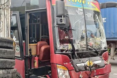 Xe giường nằm chở 20 khách tông liên hoàn 4 ô tô trước chợ Thủ Đức