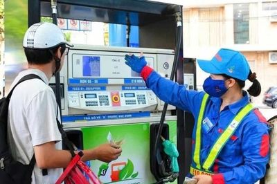 Giá xăng đồng loạt giảm, E10 RON95 giảm hơn 1.200 đồng/lít