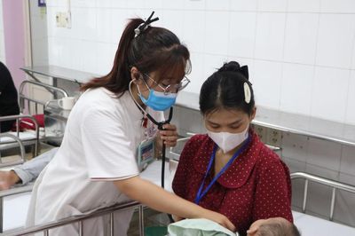 Bệnh nhi nhập viện tăng mạnh khi thời tiết giao mùa