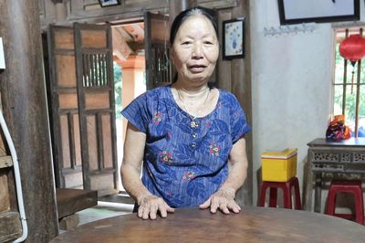 Ngôi nhà gỗ mít gần 160 năm tuổi lưu giữ chiếc bàn cổ tự xoay kỳ lạ