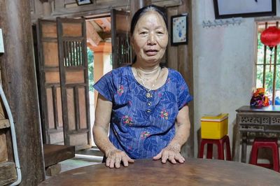 Ngôi nhà gỗ mít gần 160 năm tuổi lưu giữ chiếc bàn cổ tự xoay kỳ lạ