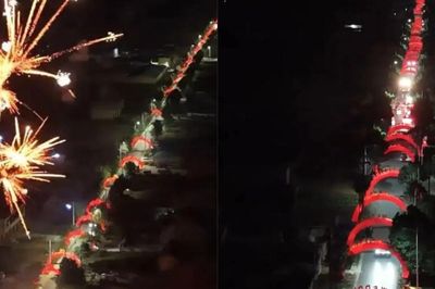 Hàng xóm giúp chú rể làm 66 cổng chào dài 1,4km đến nhà cô dâu