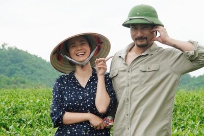 Hình ảnh không có trên phim 'Căn nhà không mái che', Duy Hưng nhí nhảnh bên Huyền Lizzie