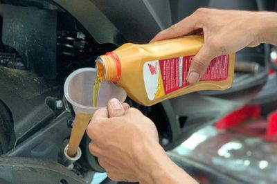Xe máy lâu ngày không thay dầu nhớt có làm tốn xăng hơn?
