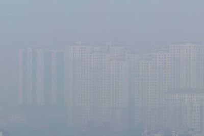 Hà Nội ô nhiễm không khí, nhà cao tầng trở nên 'tàng hình'