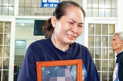 Mẹ nữ sinh ở Vĩnh Long bật khóc sau phiên tòa, gia đình sẽ kháng cáo