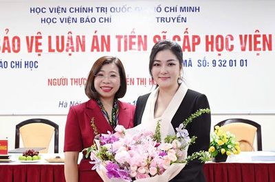 Điều chưa biết về hành trình thành Tiến sĩ của hoa hậu Nguyễn Thị Huyền