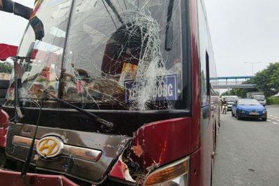 Xe giường nằm chở 20 khách tông liên hoàn 4 ô tô ở TPHCM
