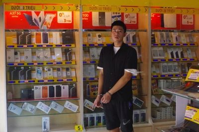 Hai thanh niên quen nhau qua 'Hội vỡ nợ muốn làm liều', mang xà beng đi trộm iPhone