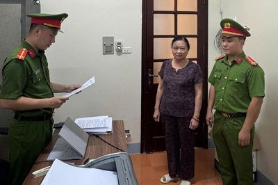 Phê chuẩn khởi tố chủ cơ sở sản xuất bim bim giả
