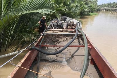 Bắt quả tang 3 phương tiện 'tàng trữ khoáng sản' không rõ nguồn gốc