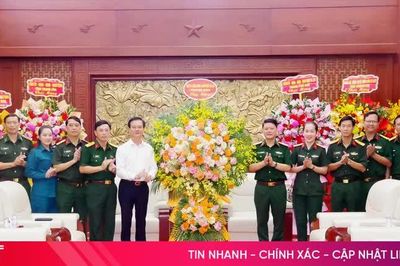 Đoàn công tác tỉnh Hà Tĩnh chúc mừng Bộ Tư lệnh Quân khu 4