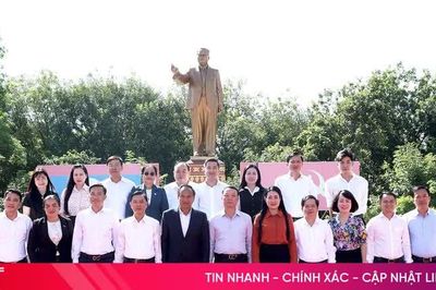 Đoàn đại biểu tỉnh Hà Tĩnh dâng hoa tưởng niệm các lãnh tụ tại Savannakhet