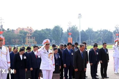 Thường trực Ban Bí thư Lào đến đặt vòng hoa, vào Lăng viếng Chủ tịch Hồ Chí Minh và tưởng niệm các Anh hùng liệt sỹ