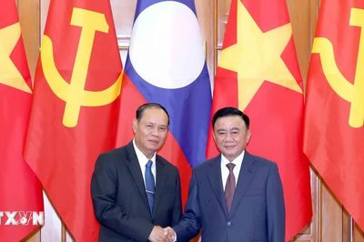 Thường trực Ban Bí thư Trần Cẩm Tú chủ trì lễ đón Thường trực Ban Bí thư Lào