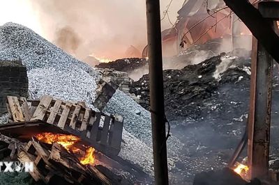 Cháy xưởng phế liệu có diện tích khoảng 2.000m2 ở Phú Thọ