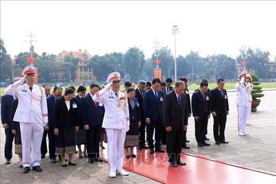 Thường trực Ban Bí thư Lào vào Lăng viếng Chủ tịch Hồ Chí Minh và tưởng niệm các Anh hùng liệt sĩ