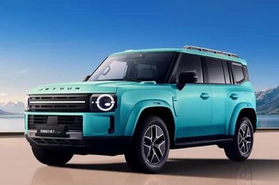 SUV địa hình dài hơn 4,8 mét, công suất 782 mã lực, giá từ 540 triệu đồng